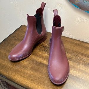 EUC Capelli if New York rubber ankle boots with black elastic for easy on